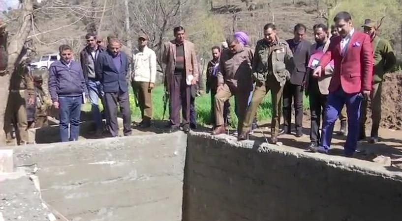 जम्मू-कश्मीर: नौशेरा, सुंदरबानी में बन रहे बंकरों का अधिकारियों ने लिया जायजा, लोगों को दिलाया सुरक्षा का भरोसा