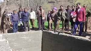 जम्मू-कश्मीर: नौशेरा, सुंदरबानी में बन रहे बंकरों का अधिकारियों ने लिया जायजा, लोगों को दिलाया सुरक्षा का भरोसा