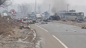 आकार पटेल का लेख: पुलवामा हमले में सामने तो सिर्फ एक फिदायीन आया, उसकी मदद करने वाले तो अभी वहीं छिपे हैं