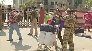 सीमा पर तनाव के बीच भारत-पाक के कई एयरपोर्ट बंद, जम्मू, श्रीनगर, लेह, चंडीगढ़, अमृतसर, देहरादून से सभी उड़ानें रद्द
