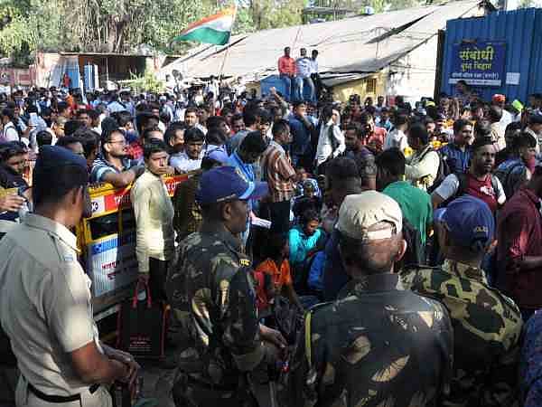 वीडियो: वाह रे महाराष्ट्र सरकार! मांगने गए थे स्कूल, कॉलेज और रोजगार, मिली लाठियों की मार