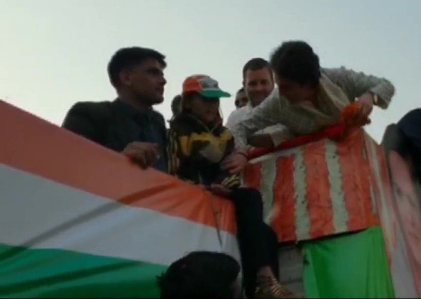 जब प्रियंका गांधी ने बच्ची को गोद में उठा लिया और  चॉकलेट देकर कहा - खुश रहो
