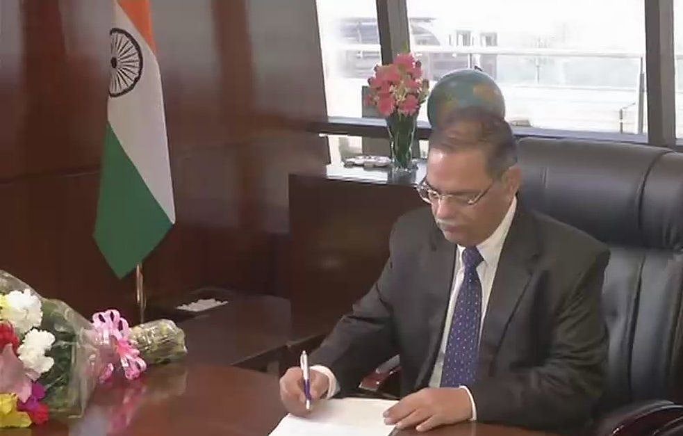 पश्चिम बंगाल में ममता सरकार और सीबीआई की जंग के बीच  नए निदेशक ऋषि कुमार शुक्ला ने संभाला कार्यभार