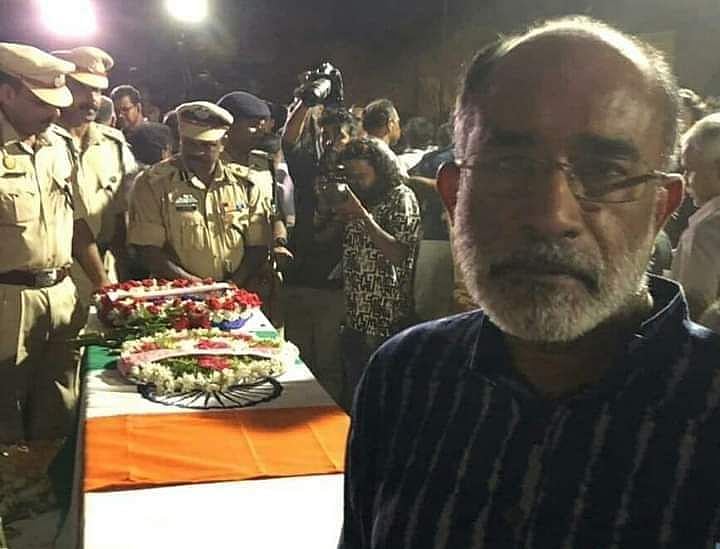 पुलवामा आतंकी हमला: शहीद के शव के साथ सेल्फी लेने वाले बीजेपी नेता हुए ट्रोल, लोगों ने पूछा शर्म नहीं आती आपको