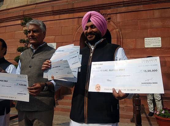 15 लाख का वादा जुमला साबित होने पर कांग्रेस सांसदों का अनूठा विरोध, जारी किए मोदी के फोटो-सिग्नेचर वाले चेक