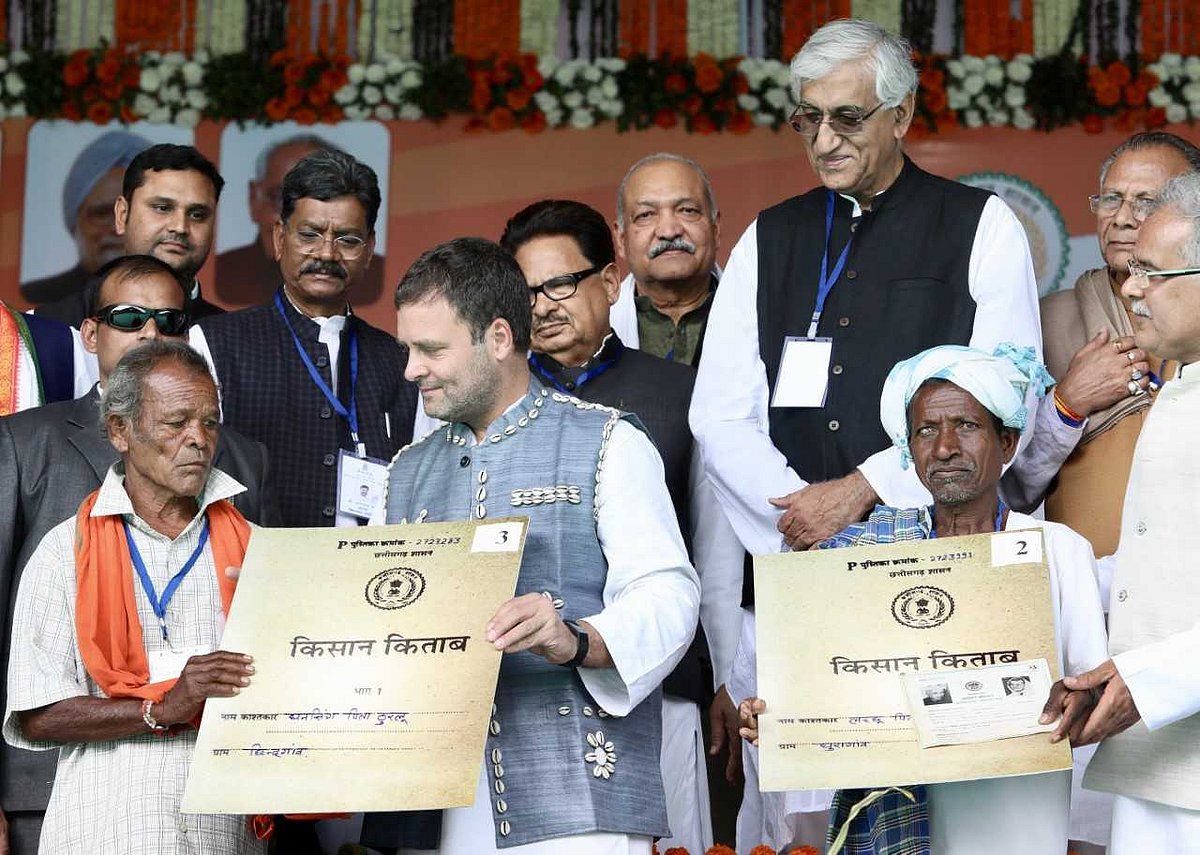 छत्तीसगढ़ः राहुल गांधी के हाथों कांग्रेस सरकार का एक और वादा पूरा, 11 साल बाद आदिवासी किसानों की जमीन वापस