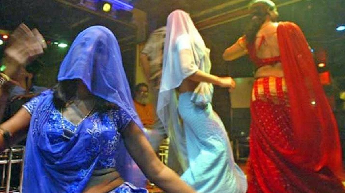 डांस बार फिर खुलने पर महाराष्ट्र में सियासी घमासान, एनसीपी का सीएम फडणविस पर बार मालिकों से सांठगांठ का आरोप