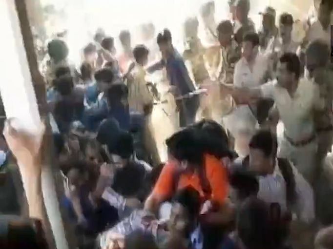 वीडियो: पुलवामा हमले को लेकर मुंबई में प्रदर्शन, लोकल ट्रेनें रोकने की कोशिश, पुलिस का लाठी चार्ज
