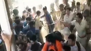 वीडियो: पुलवामा हमले को लेकर मुंबई में प्रदर्शन, लोकल ट्रेनें रोकने की कोशिश, पुलिस का लाठी चार्ज