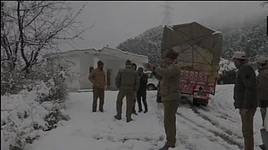 जम्मू-कश्मीर: भारी बर्फबारी के बाद जवाहर सुरंग के पास हिमस्खलन, 6 पुलिसकर्मी समेत 10 लोग लापता, बचाव कार्य जारी