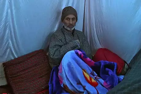 पुलवामा हमले के गुनहगार आतंकी आदिल के घर लोग दे रहे ‘मुबारकबाद’, पिता ने शहीद जवानों को लेकर कही बड़ी बात