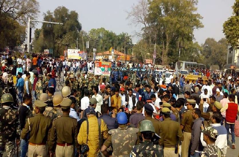 वीडियो: अखिलेश को रोकने के बाद योगी की पुलिस का प्रयागराज में छात्रों पर लाठीचार्ज, सपा सांसद समेत अनेक घायल