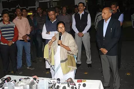 ममता बनर्जी के धरने में शामिल होने वाले पुलिस अधिकारियों को सज़ा देगी मोदी सरकार, छिन सकते हैं मेडल