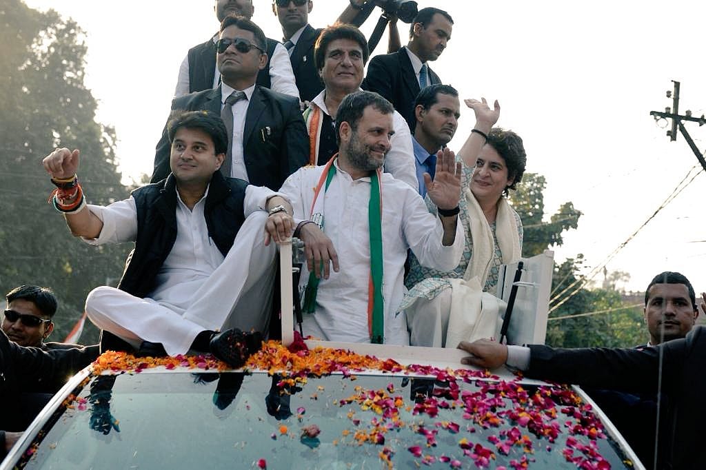 राजनीति के कुरुक्षेत्र में प्रियंका गांधी की धमाकेदार एंट्री, ‘चौकीदार चोर है’ के नारों के बीच घंटों चला रोड शो