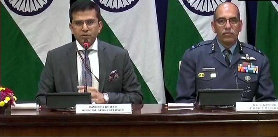 भारत में घुसे पाकिस्तानी वायु सेना के विमान को मार गिराया गया, एक भारतीय पायलट लापता- विदेश मंत्रालय