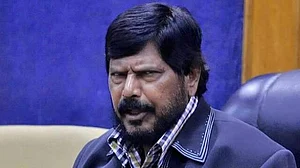 बीजेपी-शिवसेना गठबंधन में एक भी सीट न मिलने से अठावले नाराज, बोले- महाराष्ट्र में भुगतना होगा अंजाम