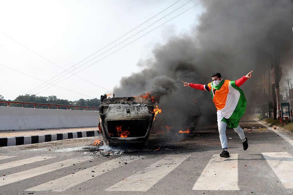 पुलवामा हमले में शहीद होने वालों की संख्या बढ़कर 49 हुई, हिंसा में झुलसा जम्मू-पुंछ, दर्जनों वाहन फूंके गए