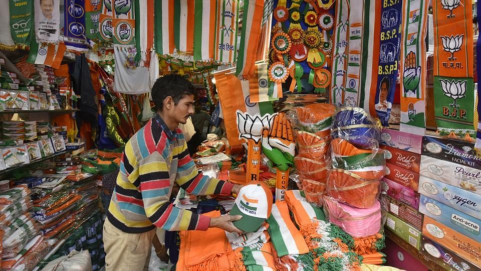 वीडियो: चुनावी पोस्टर-बैनर के सज गए बाजार, लेकिन दुकानदारों को  है ग्राहकों का इंतजार