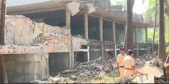 मिट्टी में मिला मोदी का बंगला:  पेड़ों पर लटकते थे डायमंड, डायनामाइट से मिला दिया गया खाक में
