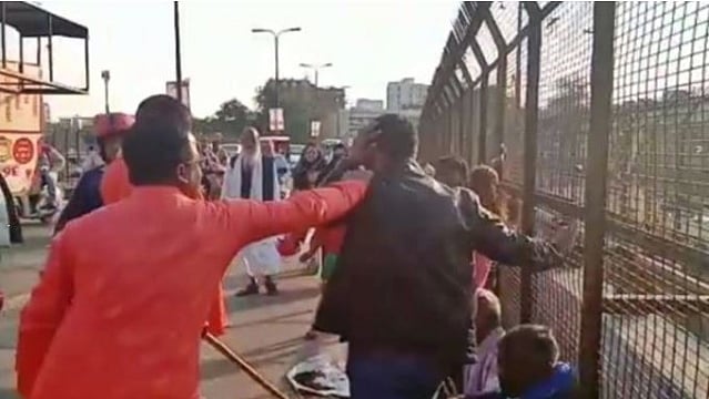 योगी राज में ‘भगवाधारी गुंडों’ ने पहले दिया न्यूज चैनल को इंटरव्यू, फिर की कश्मीरी दुकानदार की पिटाई 