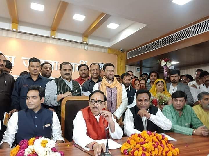भोजपुरी स्टार न‍िरहुआ को बीजेपी में नहीं मिला सम्मान, खड़े-खड़े हुए पार्टी में शामिल, तस्वीर वायरल, भड़के फैन