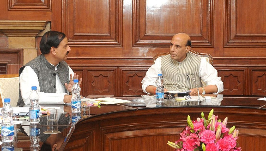 वोटरों के गुस्से से डरी बीजेपी, नोएडा से लड़ सकते हैं गृहमंत्री राजनाथ, अलवर जा सकते हैं महेश शर्मा