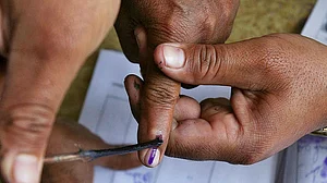 महाराष्ट्र निकाय चुनाव: ‘पक्की’ स्याही मिटने के वीडियो वायरल, वर्षा गायकवाड़ ने उठाए सवाल
