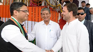 लोकसभा चुनाव से पहले बीजेपी को तगड़ा झटका, इस कद्दावर नेता के बेटे ने थामा कांग्रेस का हाथ