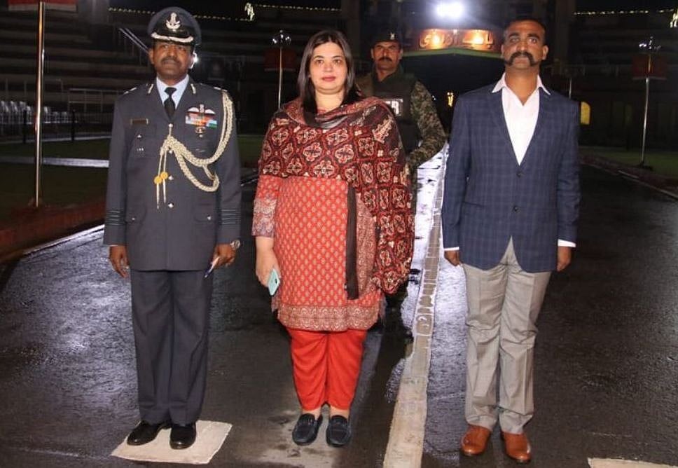 सीना ताने पाकिस्तान से भारत लौटे विंग कमांडर अभिनंदन, अपनी धरती पर कदम रखते ही बोले- अच्छा लग रहा है