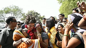 पुरानी चीजों पर चीनी लाइटें लगा दूर से फोटो खींचकर नया बताते हैं पीएम मोदी: प्रियंका गांधी