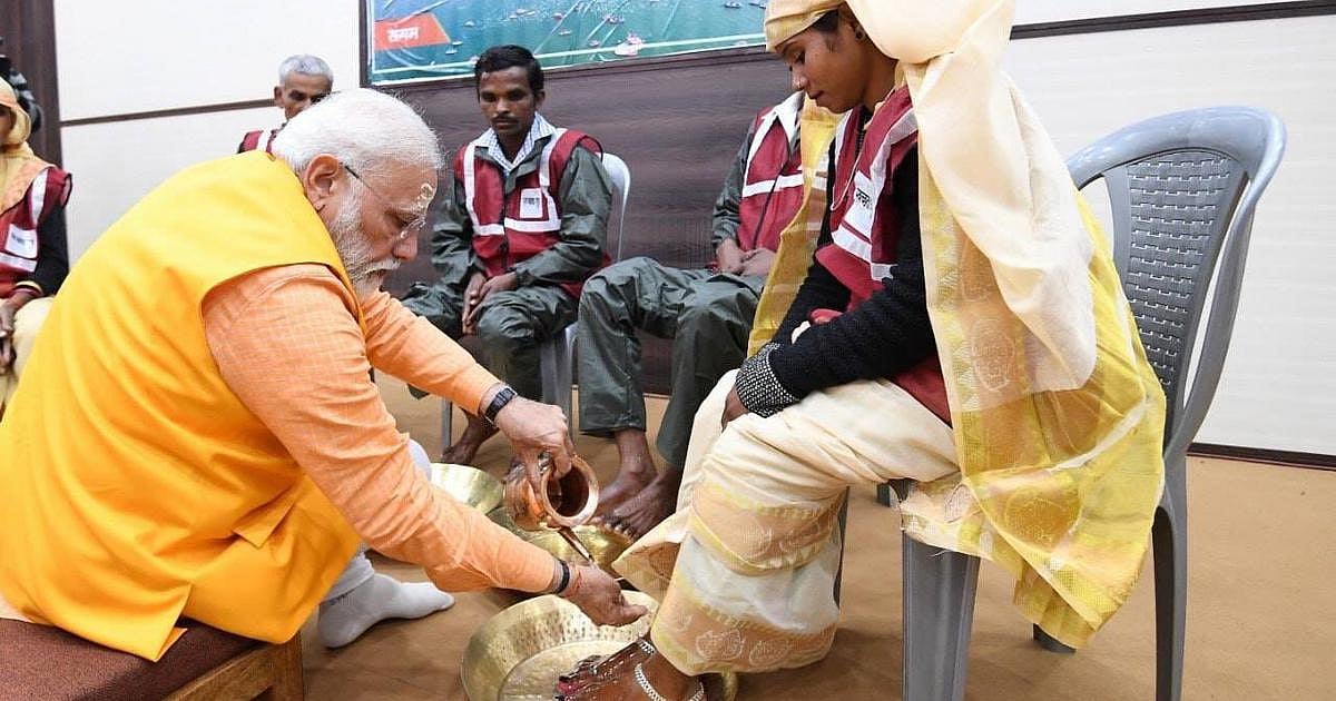 पीएम मोदी ने कैमरों के सामने सफाई कर्मचारियों के पैर तो धोए, लेकिन उनकी व्यथा पर कोई बात नहीं की