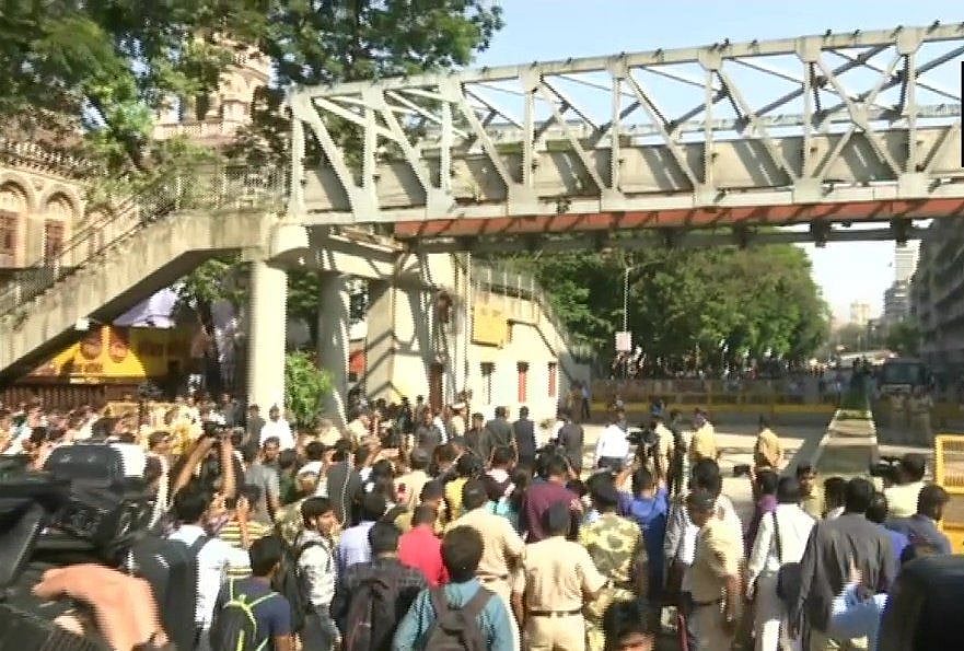 मुंबई फुटओवर ब्रिज हादसा: मरने वालों की संख्या पहुंची 6, सवालों के घेरे में फडणवीस सरकार और बीएमसी