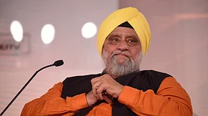 बिशन सिंह बेदी ने कोहली को बताया आधा कप्तान, बोले- धोनी के बिना मैदान में टीम नहीं संभाल पाते विराट