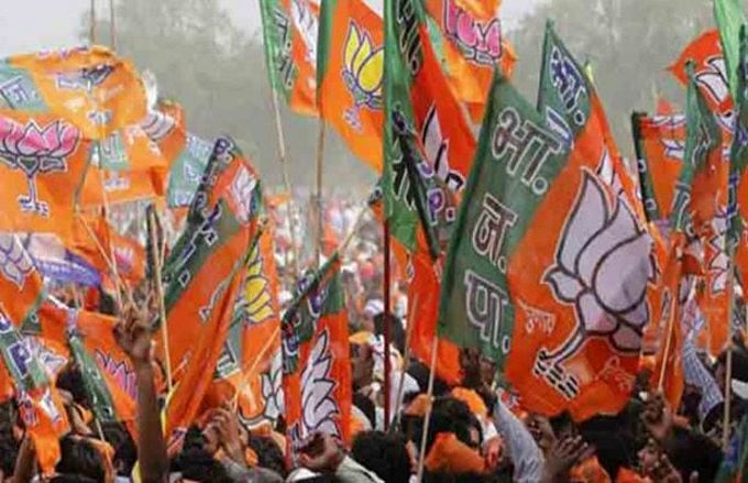 हार की आहट से बीजेपी में खलबली, तनाव में सांसद, किसका  कटेगा टिकट, किसकी बदलेगी सीट!