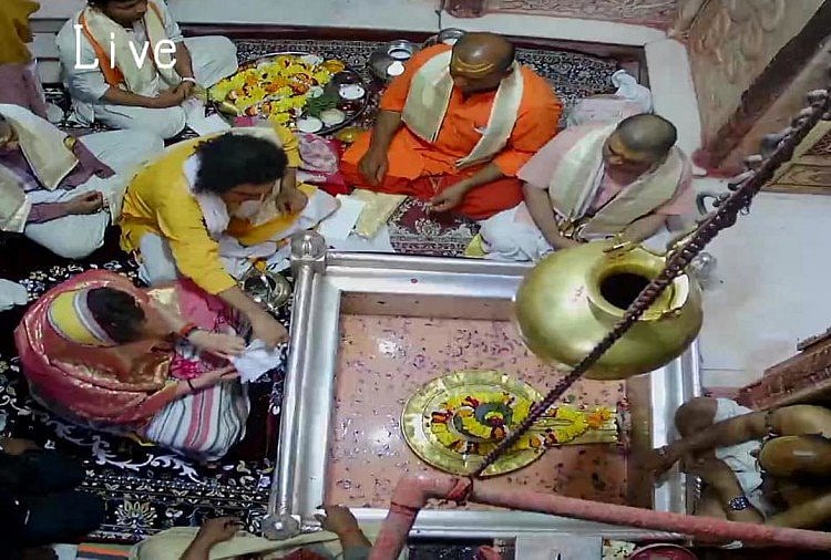जब प्रियंका गांधी से मिलने गंगा घाट की सीढ़ियां उतर आई काशी - लगत हौ इंदिरा जी आ गइन...