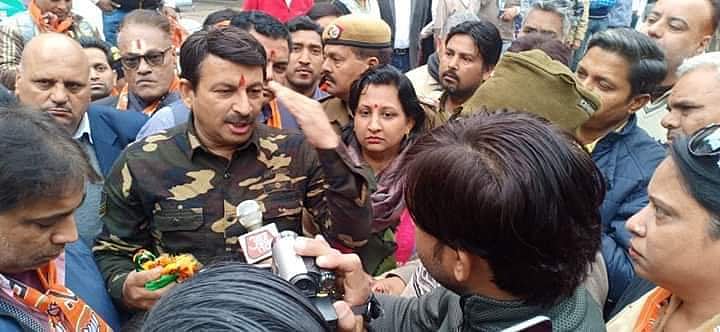दिल्ली: बीजेपी की बाइक रैली में सेना की वर्दी पहन कर बुरे फंसे मनोज तिवारी, नियमों के तहत हो सकती है जेल