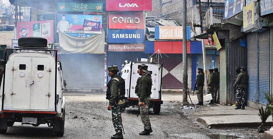 जम्मू-कश्मीर: सोपोर में आतंकियों ने ग्रेनेड से किया हमला, एसएचओ समेत दो पुलिसकर्मी घायल