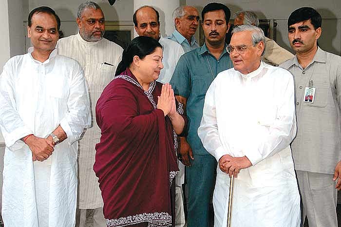 लोकतंत्र के पन्ने: 1998 लोकसभा चुनाव, जब जयललिता ने छोड़ा बीजेपी का साथ, एक वोट से गिर गई वाजपेयी की सरकार