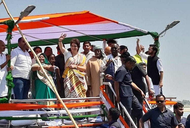 जब प्रियंका गांधी से मिलने गंगा घाट की सीढ़ियां उतर आई काशी - लगत हौ इंदिरा जी आ गइन...