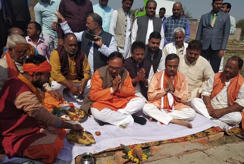 चुनाव ऐलान से पहले यूपी बीजेपी चीफ की हड़बड़ी, पंडित से 2 मिनट में खत्म कराई पूजा, कहा- लग जाएगी आचार संहिता