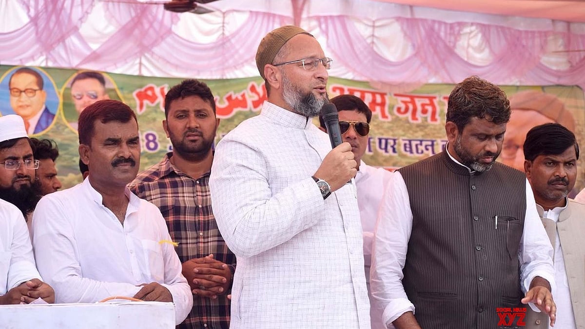 बिहार के किशनगंज में एक चुनावी सभा में असदुद्दीन ओवैसी, साथ में एआईएमआईएम के उम्मीदवार अख्तरुल ईमान (फोटो सोशल मीडिया)