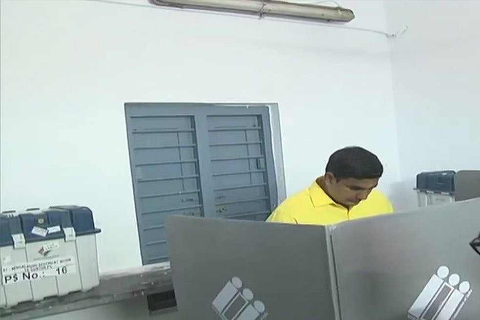 लोकसभा चुनाव: पहले चरण की 91 सीटों पर मतदान जारी, इन दिग्गजों ने डाला वोट