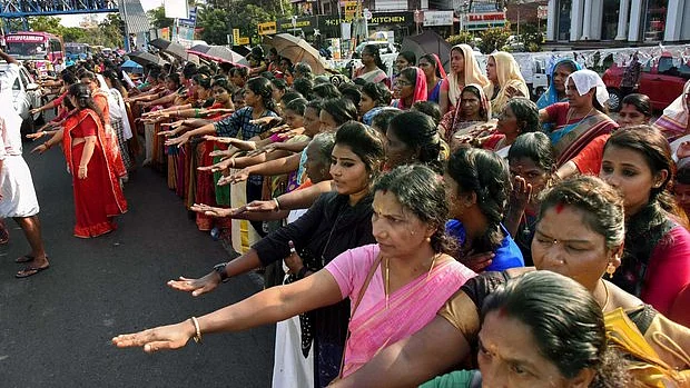 सबरीमाला में महिलाओं के प्रवेश के लिए बनी महिला श्रंखला की फाइल फोटो