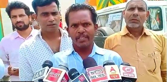 मतदाता का दावा- बटन दबाया हाथी पर और पर्ची निकला कमल का, देखें वीडियो