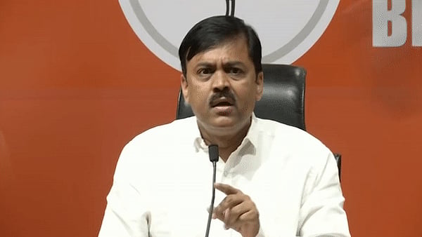बीजेपी में एक और जूताकांड, कानपुर के डॉक्टर ने पार्टी सांसद जी वी एल नरसिम्हा के मुंह पर दे मारा जूता