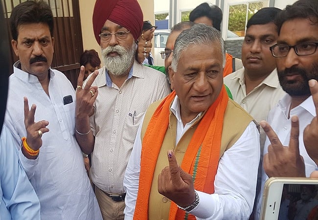लोकसभा चुनाव: पहले चरण की 91 सीटों पर मतदान जारी, इन दिग्गजों ने डाला वोट