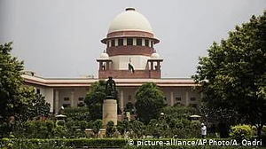 नवजीवन बुलेटिन: LoC पर पाकिस्तानी गोलीबारी में BSF का जवान शहीद और गुजरात सरकार को 'सुप्रीम' फटकार