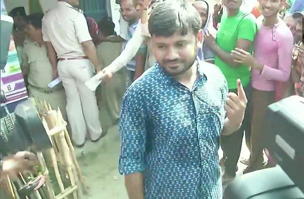 लोकसभा चुनाव: चौथे चरण की 72 सीटों पर मतदान जारी, बॉलीवुड हस्तियों समेत इन दिग्गजों ने डाला वोट