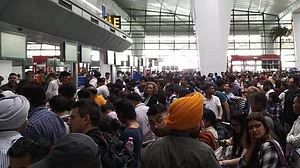सर्वर डाउन के चलते करीब 5 घंटे तक हवा में एयर इंडिया की उड़ानों पर लगा ब्रेक, देश और विदेश में यात्री रहे परेशान