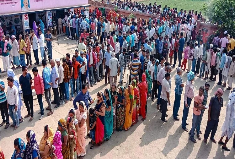 कहीं चलीं लाठियां तो कहीं खराब रही ईवीएम, ऐसे बीता लोकसभा चुनाव का चौथा चरण, जानिए कहां पड़े कितने प्रतिशत वोट 